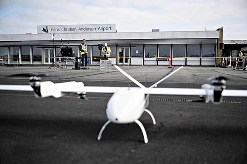 Songbird UAV vor dem Hans Christian Andersen Airport Terminal