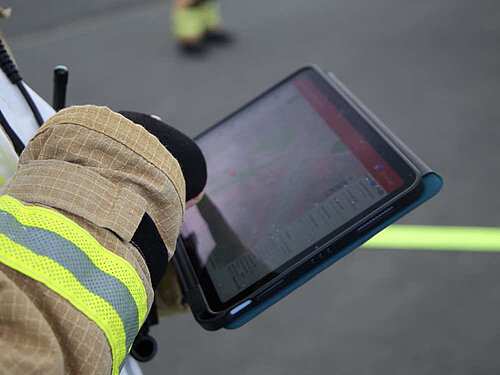 Feuerwehr Einsatzkraft bedient Tablet-Computer.